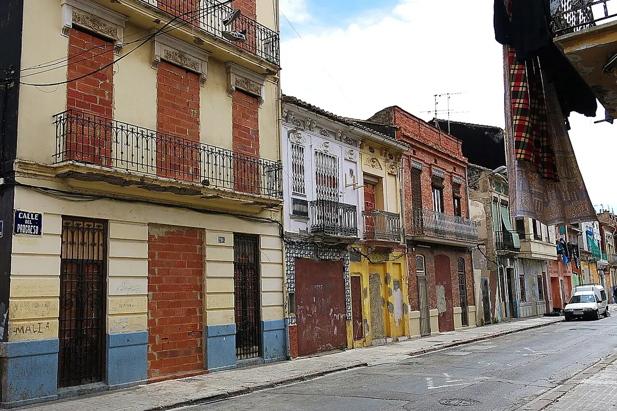 Houses on Calle del Progreso in El Cabanyal, Valencia, with iron balconies, brick, tiles and painted facades